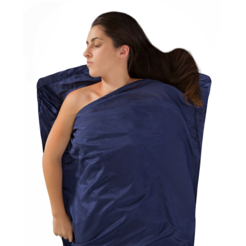 femme dort dans drap de sac soie/conton mummy